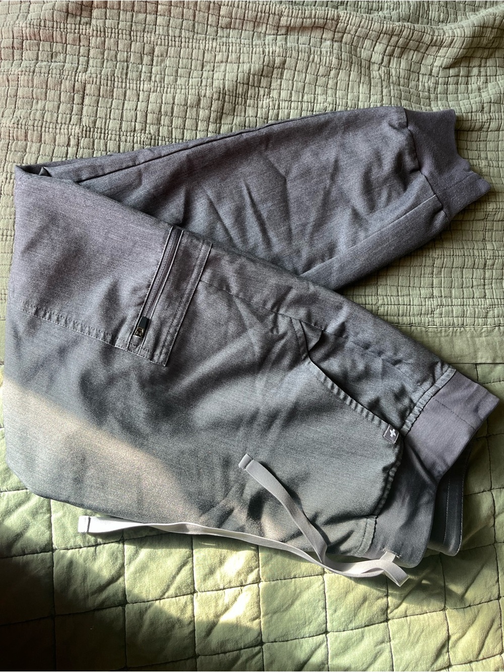 FIGS Zamora Jogger Scrub Pants in Graphite / Heather Denim Gray, Size Small Peti